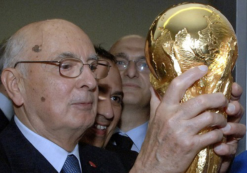 Mondiale 2006 (259).jpg - Italy's President Giorgio Napolitano views the World Cup 2006 trophy after the final match in Berlin July 9, 2006. Picture taken July 9, 2006. REUTERS/Enrico Olivero-Italian Presidency Press Office/Handout  (GERMANY)